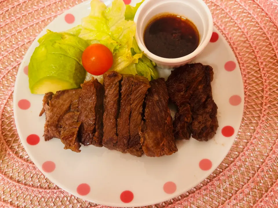 【ただただ真っ黒焦げた肉に見える】ステーキ|飛鳥さん