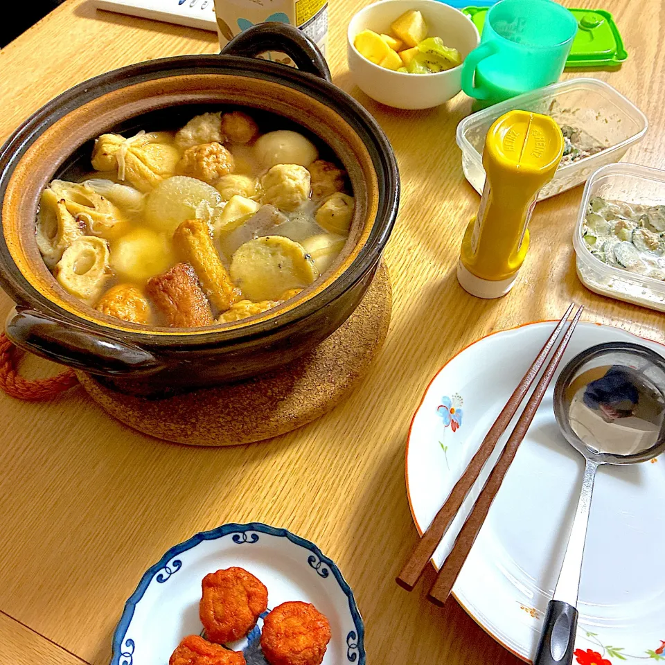 おでん、サバ缶ときゅうりのマヨ和え黒胡椒がけ、からあげクンレッド、りんご、キウイ。|くろーぶやんさん