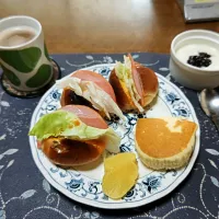 レーズンロールパントーストサンドイッチ、北海道チーズ蒸しケーキ、沢庵、ホットコーヒー、カシスジャム入りヨーグルト(朝ご飯)|enarinさん