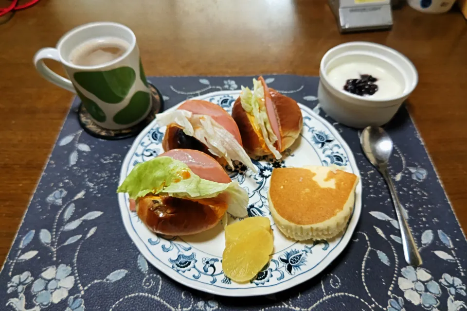 レーズンロールパントーストサンドイッチ、北海道チーズ蒸しケーキ、沢庵、ホットコーヒー、カシスジャム入りヨーグルト(朝ご飯)|enarinさん