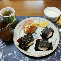 混ぜご飯おにぎり、レーズンロールパントーストサンドイッチ、沢庵、だしスープ、六条麦茶、バナナ、ヨーグルト(昼飯)| enarinさん