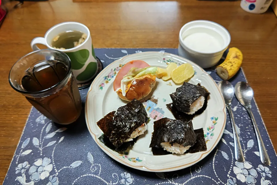 混ぜご飯おにぎり、レーズンロールパントーストサンドイッチ、沢庵、だしスープ、六条麦茶、バナナ、ヨーグルト(昼飯)|enarinさん