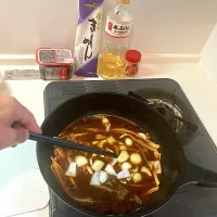 今日の晩ご飯②  水にほんだしと八丁味噌とみりんを入れて沸騰させ、きしめんと玉ねぎを茹でます。ホントはきしめんはとんしゃぶとは別に茹でた方がいいのでしょうが、めんどくさいので今日はフライパン一つでごった煮しちゃいます。|なびさん