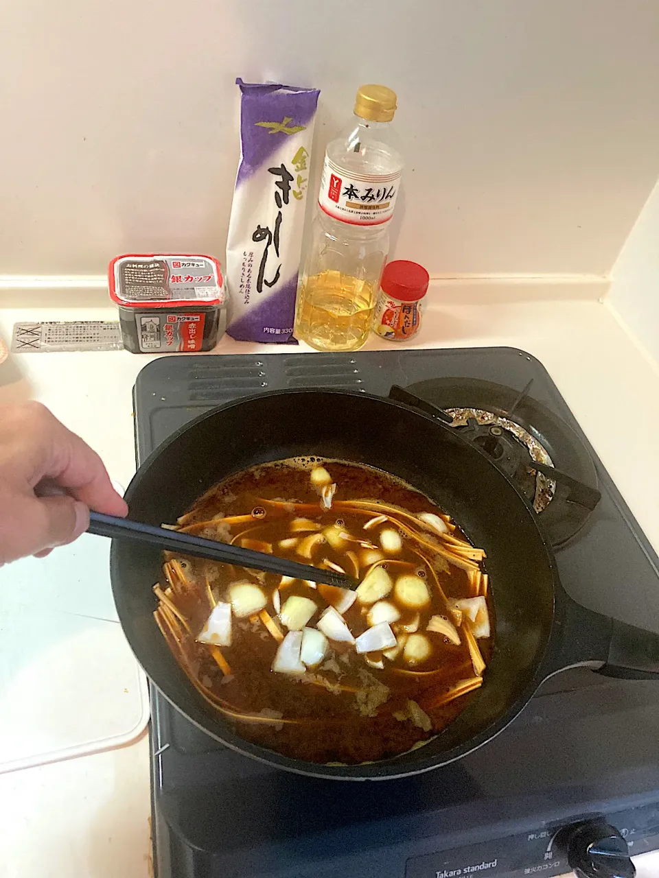 今日の晩ご飯②  水にほんだしと八丁味噌とみりんを入れて沸騰させ、きしめんと玉ねぎを茹でます。ホントはきしめんはとんしゃぶとは別に茹でた方がいいのでしょうが、めんどくさいので今日はフライパン一つでごった煮しちゃいます。|なびさん