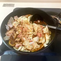 今日の晩ご飯③  きしめんの茹で時間は15分なので、12分経ったところで豚バラスライスとキャベツを投入します。|なびさん