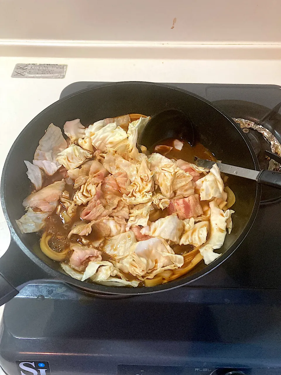 今日の晩ご飯③  きしめんの茹で時間は15分なので、12分経ったところで豚バラスライスとキャベツを投入します。|なびさん