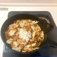 今日の晩ご飯④  15分経ったところで火を止め、香りつけに八丁味噌をもう一度投入し、大根おろしをのせて、出来上がり。|なびさん