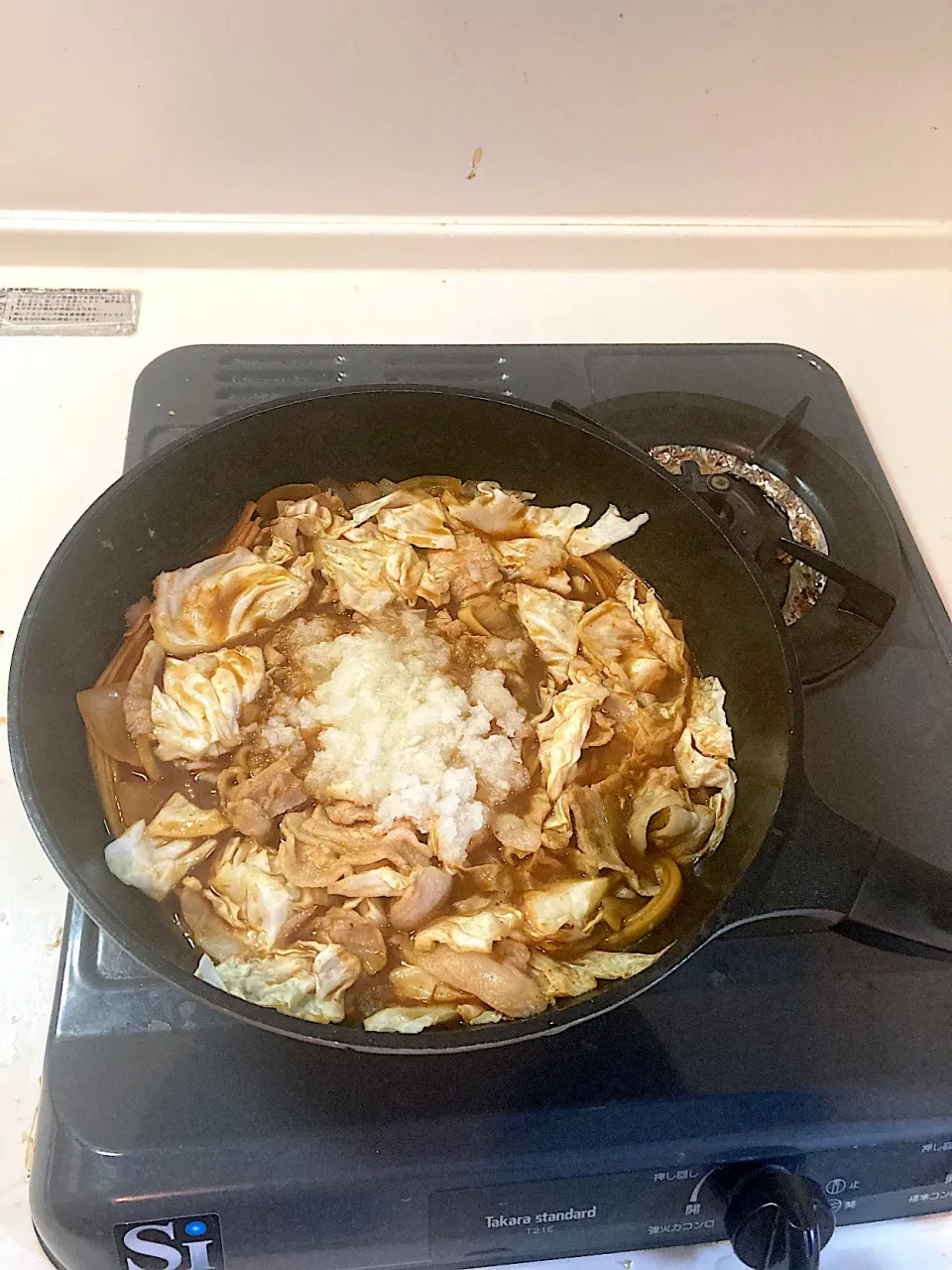 今日の晩ご飯④  15分経ったところで火を止め、香りつけに八丁味噌をもう一度投入し、大根おろしをのせて、出来上がり。|なびさん