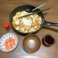 今日の晩ご飯⑤  味噌煮込みとんしゃぶみぞれ鍋きしめん　テーブルで七味唐辛子を振り、トマトサラダとともに、いただきまーす😋|なびさん