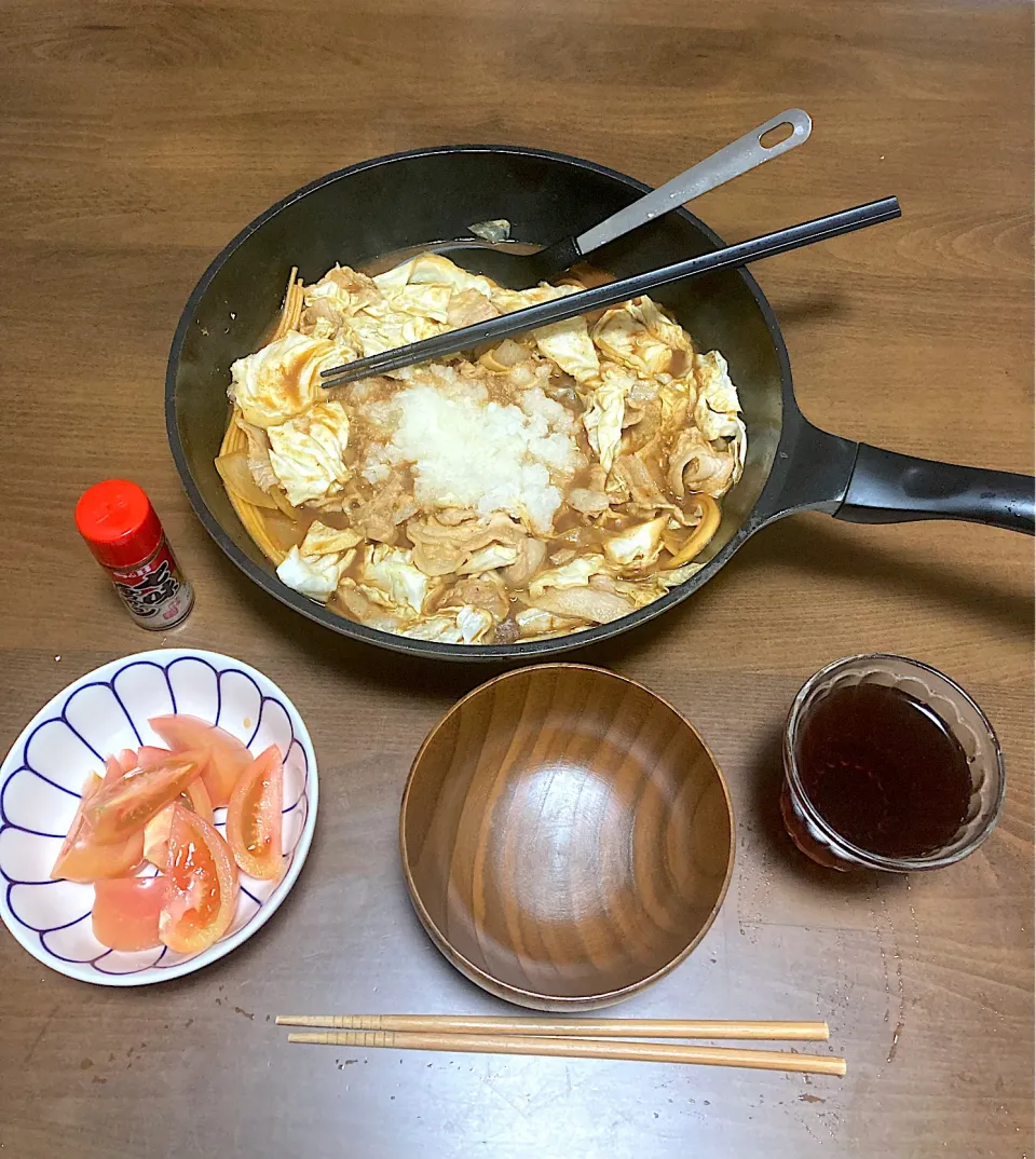 今日の晩ご飯⑤  味噌煮込みとんしゃぶみぞれ鍋きしめん　テーブルで七味唐辛子を振り、トマトサラダとともに、いただきまーす😋|なびさん