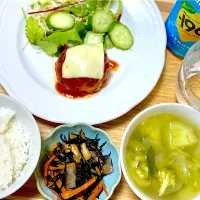 夕飯 チーズ乗せハンバーグ|ふわふわさん