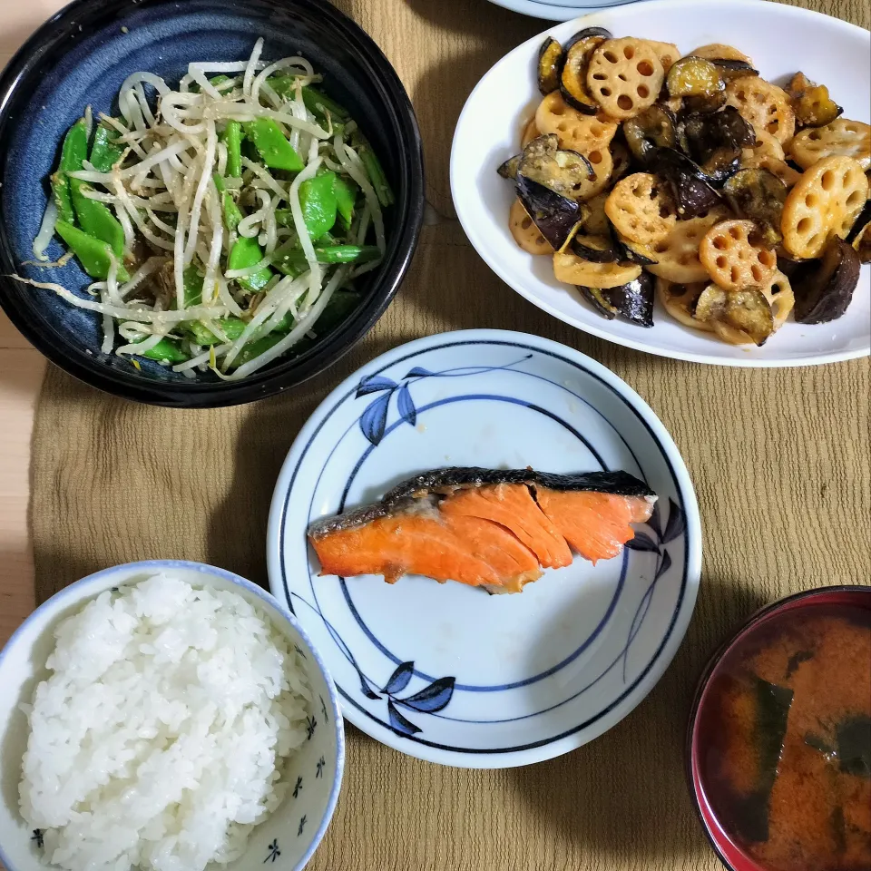 🌛*゜焼き鮭 / ナスとレンコンの甘辛炒め / ジャンボインゲンとモヤシのごま和え / 味噌汁|Ayakaさん