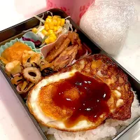 おっさん弁当　サラダ　漬け物　マーボ豆腐？　俺のチンピラ　手羽先　目玉の親父　汁　おにぎり|ひげおやじさん
