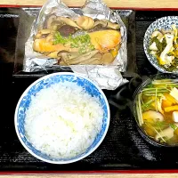 【朝ご飯】
鮭とキノコのホイル焼き(バター醤油味)|銀蔵じいちゃんさん