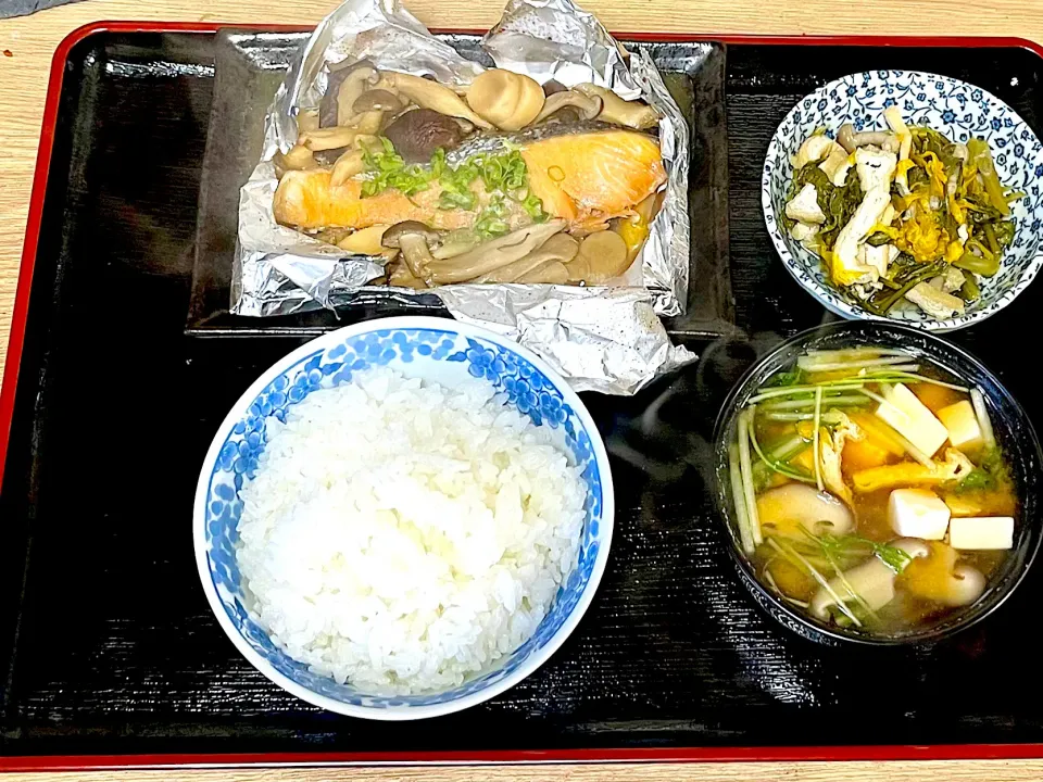 【朝ご飯】
鮭とキノコのホイル焼き(バター醤油味)|銀蔵じいちゃんさん
