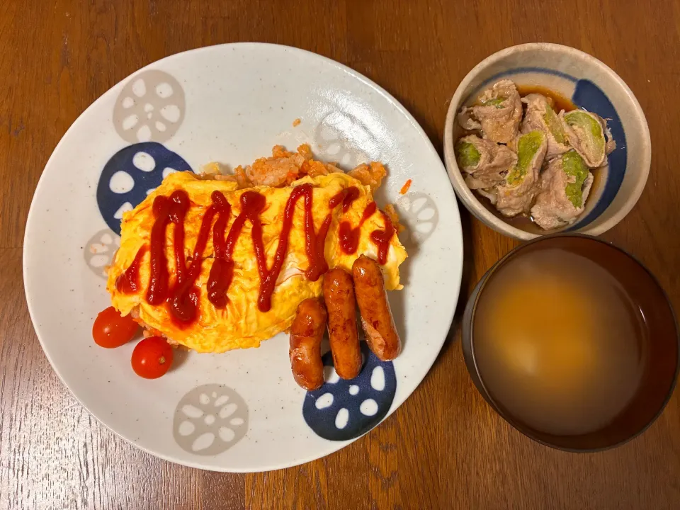 ✨今日の“応援ごはん”✨

物価高騰に負けない！節約しつつ美味しく大満足ごはん

ふわとろオムライス🥚

おうちの材料でパパッと完成♪
ケチャップライスに卵をとろ〜り
簡単なのに家族よろこぶコスパ最強メニュー👍

豚レタス巻き🥬

レタスをくるっと豚肉で巻いて焼くだけ
しゃきっ＆ジュー🤩|よらさん