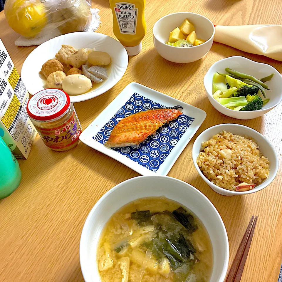 キウイ、りんご、おでん、鮭の塩焼き、温野菜、タコ飯、油揚げとわかめと大根のお味噌汁。|くろーぶやんさん