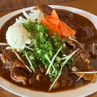 中辛ポークと大辛チキンのあいがけ🍛🌶️🔥味玉トッピング🥚ピクルスマシマシ🥒|buhizouさん