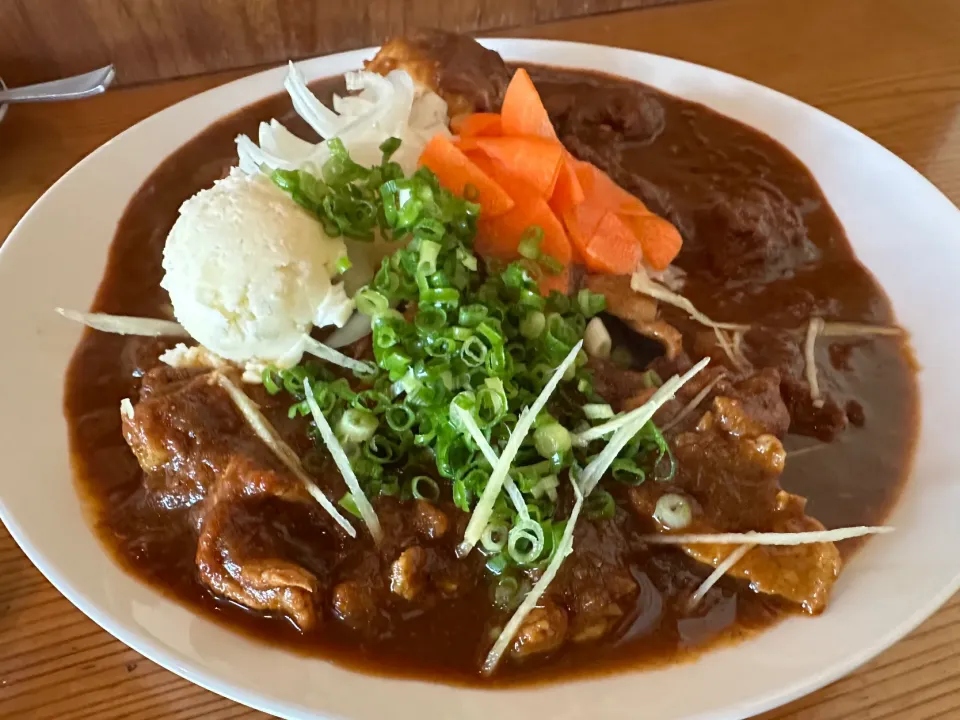 中辛ポークと大辛チキンのあいがけ🍛🌶️🔥味玉トッピング🥚ピクルスマシマシ🥒|buhizouさん