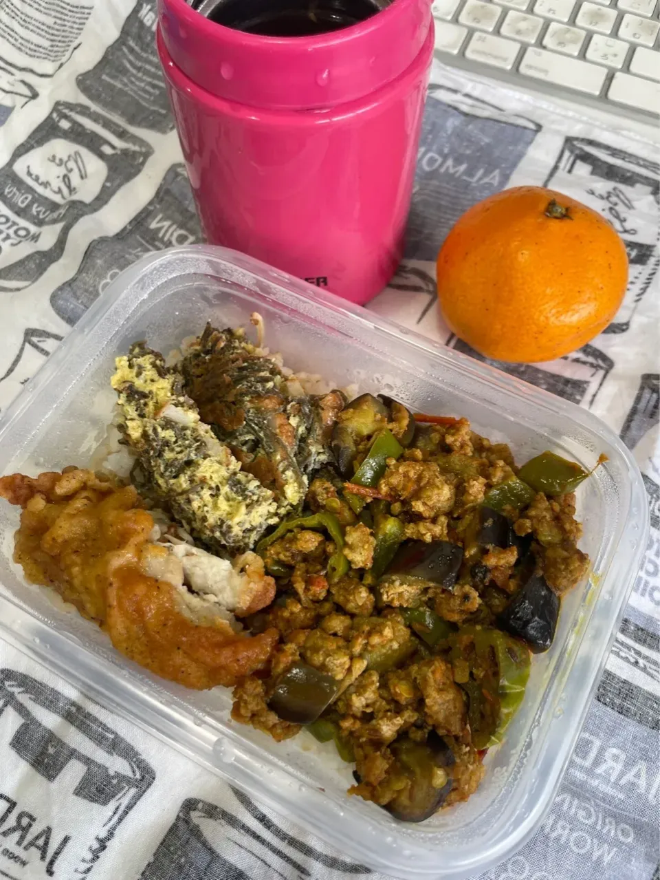 なす、ししとう、豚ひき肉のキーマカレー、ご飯、もずくちくわ卵焼き、ケンタッキーフライドチキン、スパイスオニオンスープ、みかん|pandavさん