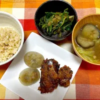 銀鮭西京漬竜田揚げ、ニラ饅頭、ほうれん草のおひたし、茄子と白菜の赤味噌汁|jackybeanさん