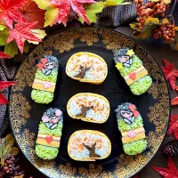 紅葉と大和撫子の飾り巻き寿司