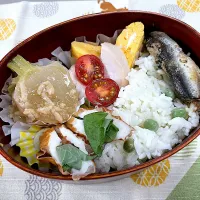 鰯煮付、カブのそぼろ煮、玉子焼、おばんざいの豆ご飯🍱|なお🅿️さん