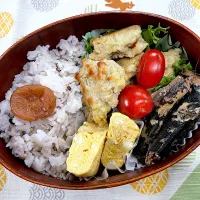 イワシ煮付、カレーつくね、玉子焼の五穀米🍱|なお🅿️さん