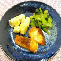 タラの照り焼き、粉ふきいも、小松菜のゴマ和え|あやもこさん