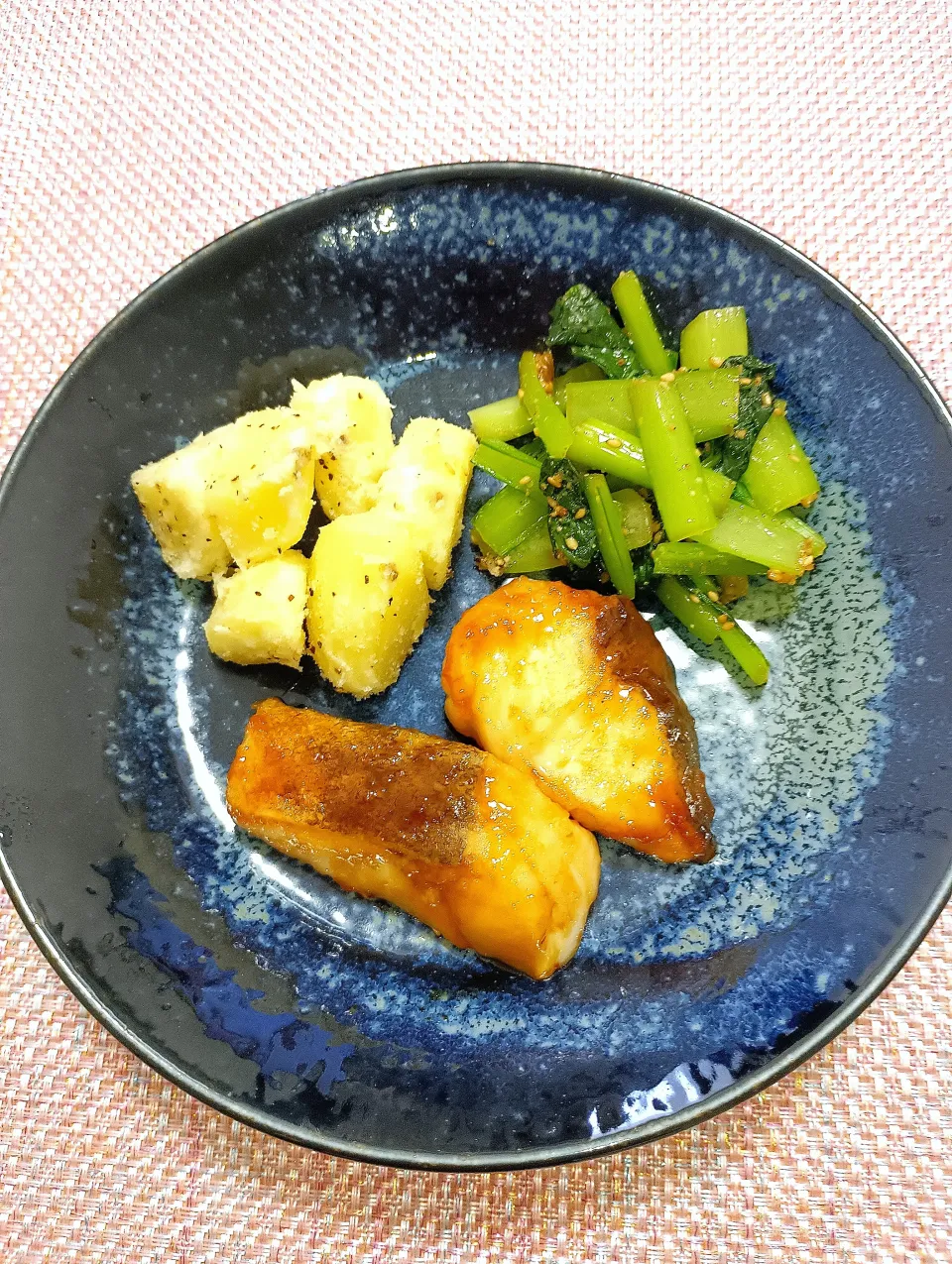 タラの照り焼き、粉ふきいも、小松菜のゴマ和え|あやもこさん