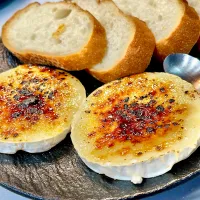 カマンベールチーズのブリュレ。バゲット添え|ぎんさん