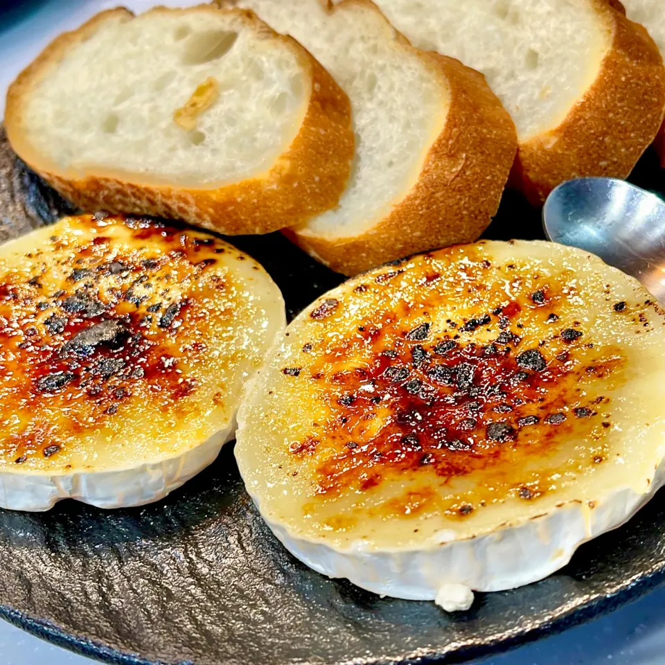 カマンベールチーズのブリュレ。バゲット添え|ぎんさん