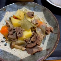 おさしみこんにゃくが残ってたので、一緒に煮込んで肉じゃが😋✨|てるみさん