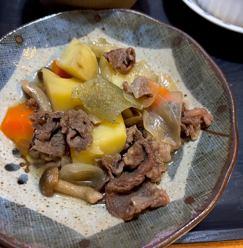 おさしみこんにゃくが残ってたので、一緒に煮込んで肉じゃが😋✨|てるみさん