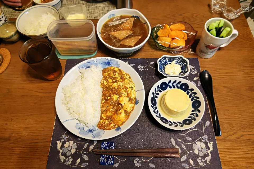 麻婆豆腐ライス、絹厚揚げとしらたきとこんにゃくの煮物、ごぼうの漬け物、マヨキュー、六条麦茶、手作りマグカッププリン(昨晩の夕飯)|enarinさん