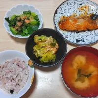 2025 1204　秋鮭の甘酢あんかけ　厚揚げとブロッコリーのねぎ塩炒め小松菜のおひたし　なめことわかめのお味噌汁| いもこ。さん