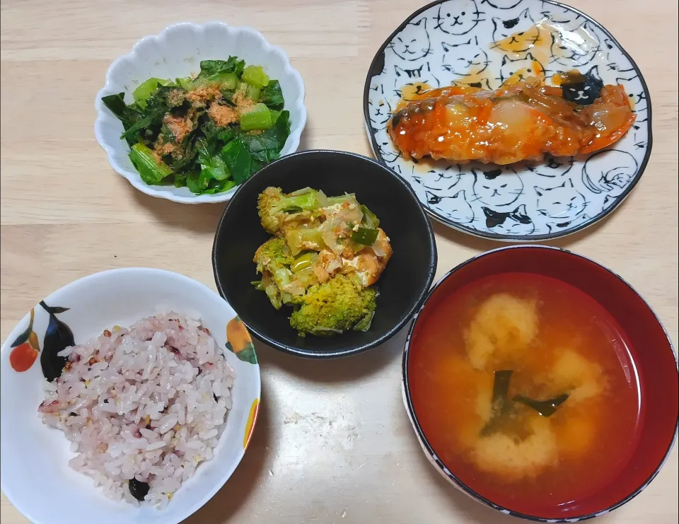 2025 1204　秋鮭の甘酢あんかけ　厚揚げとブロッコリーのねぎ塩炒め小松菜のおひたし　なめことわかめのお味噌汁|いもこ。さん