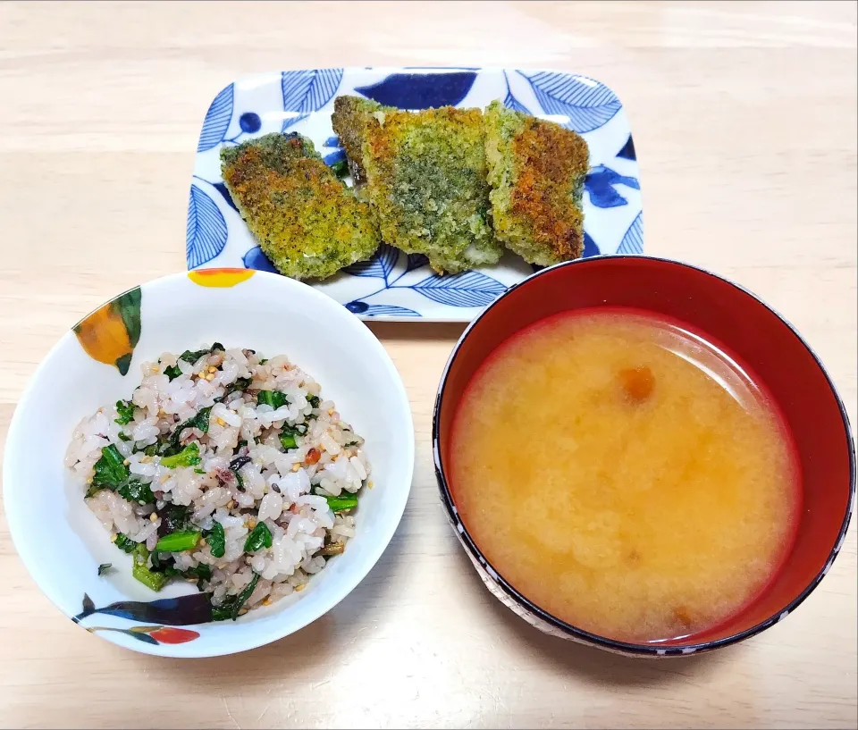 2025 1122　春菊の香味ごはん　鰆のパン粉焼き　なめことわかめのお味噌汁|いもこ。さん