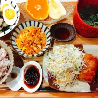 厚揚げの肉巻き、炒り卵と人参の炒め物、鶏皮とニラのにんにく炒め、もずくとワカメのスープ、十六穀米、みかん＆りんご🍊🍎|samさん