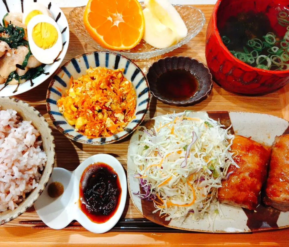 厚揚げの肉巻き、炒り卵と人参の炒め物、鶏皮とニラのにんにく炒め、もずくとワカメのスープ、十六穀米、みかん＆りんご🍊🍎|samさん