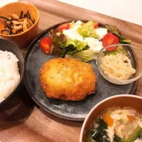 肉じゃがコロッケ、フレッシュチーズのサラダ、白滝の明太子合え、ヒジキの煮物、白菜人参小松菜玉子のトロトロスープ|ぷゆこさん