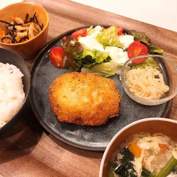 肉じゃがコロッケ、フレッシュチーズのサラダ、白滝の明太子合え、ヒジキの煮物、白菜人参小松菜玉子のトロトロスープ|ぷゆこさん