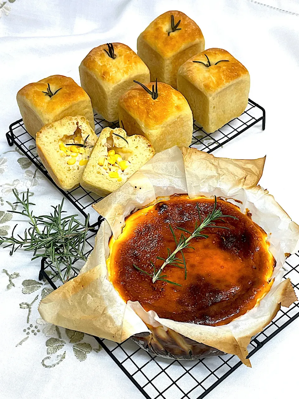 バスクチーズケーキとコーン🌽のパン|シフォンさん