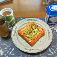 ガーリックピザトースト、カシスジャム入りヨーグルト、ホットコーヒー、六条麦茶(朝ご飯)|enarinさん