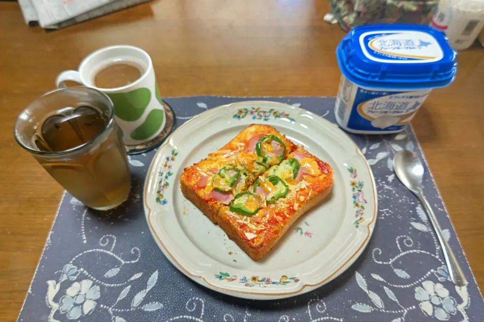 ガーリックピザトースト、カシスジャム入りヨーグルト、ホットコーヒー、六条麦茶(朝ご飯)|enarinさん