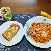 スパゲッティナポリタン、ガーリックピザトースト、カットワカメ&フライドガーリック&フライドレッドオニオン&乾燥スライスにんにく入りタマネギスープ、六条麦茶、バナナ(昼飯)|enarinさん