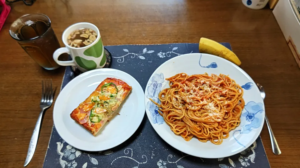 スパゲッティナポリタン、ガーリックピザトースト、カットワカメ&フライドガーリック&フライドレッドオニオン&乾燥スライスにんにく入りタマネギスープ、六条麦茶、バナナ(昼飯)|enarinさん