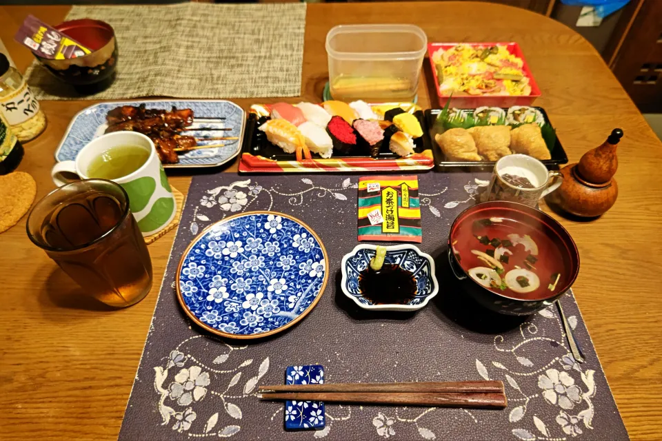 お茶漬け、お吸い物、ごぼうの漬物、練乳&カシスジャムかけ手作り牛乳ゼリー、熱い日本茶、六条麦茶、握り寿司、ばらちらし寿司、高菜太巻きの助六、鳥もも串,鶏レバー串,鳥もも肉&にんにく串,鶏皮串,七味唐辛子(夕飯)|enarinさん