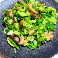 🍄マッシュルームとネギと片栗粉をまぶした🐟鯵のバター焼き|リキュール ポアロさん