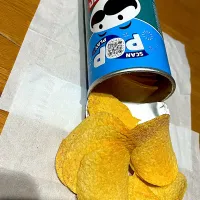 YouTube流し見しながら #夜おやつ　UFOキャッチャーで取ったプリングルス ピザ味|ms903さん